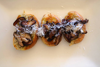 温暖的蘑菇奶酪<strong>意式</strong>烤面包片白色板