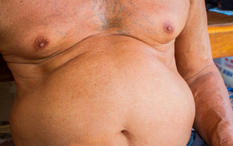特写镜头脂肪亚洲男人。大大肚子