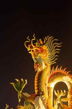 中国人风格龙雕像龙晚上泰国