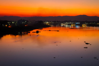 美丽的景观潮phraya河晚上