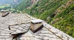 视图石头屋顶被称为洛萨屋顶古老的瓦尔多斯坦