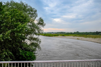 通<strong>过桥</strong>河景观河表面树河流的waterplain