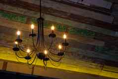 照明灯泡吊灯挂木天花板