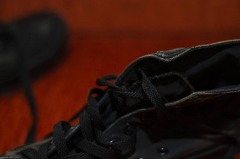 衣衫褴褛的黑色的时尚的鞋子古董黑色的时尚的鞋子