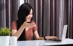 业务女人视频调用会议团队网络摄像头lapto