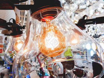 吊灯透明的玻璃天花板成形光灯泡古董光灯泡热切的注视灯丝白炽复古的设计