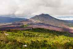 火山巴图尔全景视图金塔马尼火山景观视图森林多云的一天冬天多雨的季节巴厘岛印尼