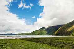 湖巴图尔全景视图金塔马尼火山景观视图森林多云的一天冬天多雨的季节巴厘岛印尼