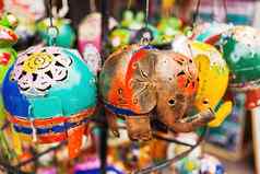 出售记忆有趣的手工制作的木偶大象明亮的色彩斑斓的孩子们玩具装饰室内乌布巴厘岛岛印尼