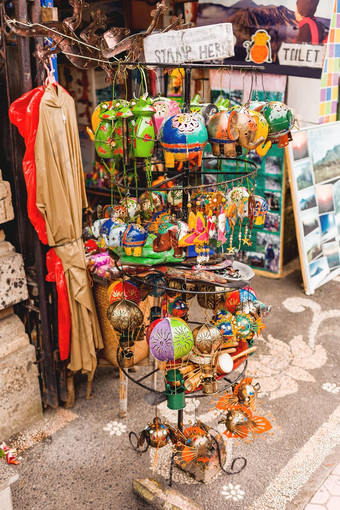出售记忆有趣的手工制作的木偶大象蝴蝶青蛙空气气球明亮的色彩斑斓的孩子们玩具装饰室内乌布巴厘岛岛印尼