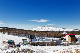 雷达站建筑前山艾佩特里雅尔塔直辖市克里米亚俄罗斯雪<strong>磨砂</strong>树阳光明媚的冬天一天