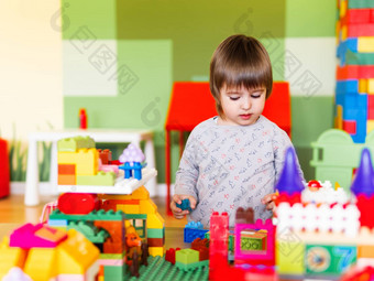 男孩玩nurseroom色彩斑斓的构造函数教育玩具块蹒跚学步的手孩子忙玩具砖