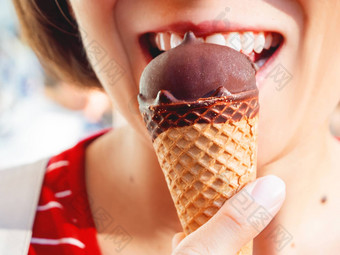 女人红色的衬衫吃冰淇淋关闭照片冷甜点夏天有趣的