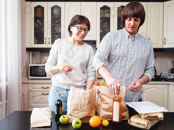 年轻的夫妇排序购买厨房产品袋使工艺纸食物交付条件检疫冠状病毒科维德