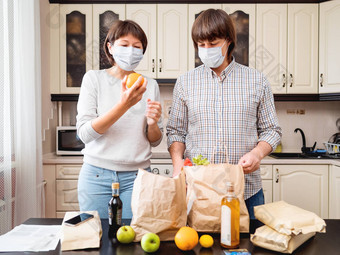 年轻的夫妇保护面具排序购买厨<strong>房产</strong>品袋使工艺纸食物交付条件检疫冠状病毒科维德