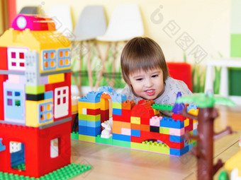 蹒跚学步的男孩玩儿童房色彩斑斓的<strong>构造</strong>函数教育玩具块手孩子忙玩具砖
