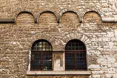 拱形窗户古老的房子普拉克罗地亚
