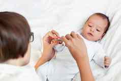 妈妈。削减新生儿婴儿的指甲指甲剪刀修指甲婴儿舒适的早....首页