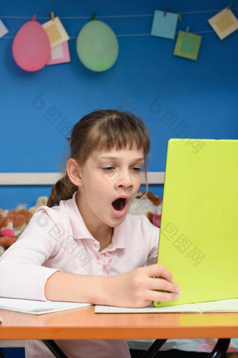 女孩打哈欠手表视频教程平板电脑
