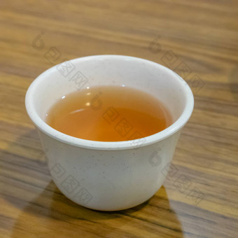 台湾热茶喝白色杯木表格