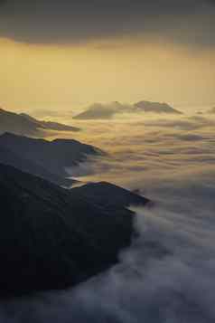 有些则排斥著名的山范围北部越南一年轮山上升云创建云逆序
