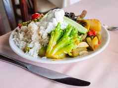 健康的晚餐板完整的红烧蔬菜大米自然酸奶