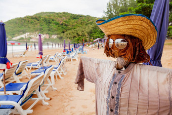 有趣的稻草人海滩时尚的可怕的人普吉岛岛泰国