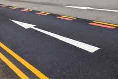 路标记沥青画迹象巷道车辆司机虚线行箭头新加坡