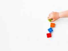 孩子玩色彩斑斓的构造函数块儿童手