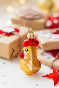 圣诞节一年背景公鸡象征一年礼物装饰圣诞节树假期背景星星五彩纸屑光灯泡的地方文本