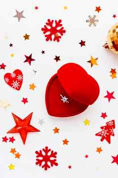 圣诞节一年假期背景装饰订婚环钻石礼物心盒子闪亮的球感觉雪花明星五彩纸屑平躺前视图
