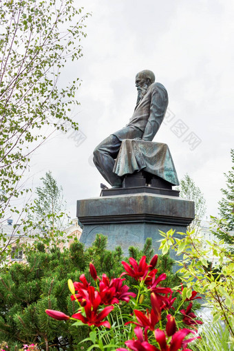 纪念碑著名的俄罗斯作家陀思妥耶夫斯基前面俄罗斯状态图书馆莫斯科俄罗斯