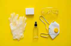 呼吸器断续器肥皂橡胶手套防腐剂保护眼镜谎言黄色的背景反病毒保护工具包科维德冠状病毒流感大流行