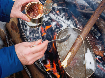 烹饪汤火能旅游把<strong>红烧肉</strong>汤锡冬天野营森林