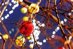 街道莫斯科装饰一年圣诞节庆祝活动树明亮的红色的黄色的球俄罗斯