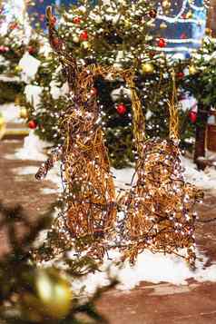 圣诞节一年背景冷杉树明亮的装饰小兔子户外装饰使柳树分支机构光灯泡加兰