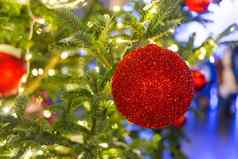 街道装饰一年圣诞节庆祝活动树明亮的红色的黄色的球莫斯科俄罗斯