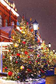 街道历史中心莫斯科装饰一年圣诞节庆祝活动冷杉树明亮的红色的黄色的球光灯泡俄罗斯