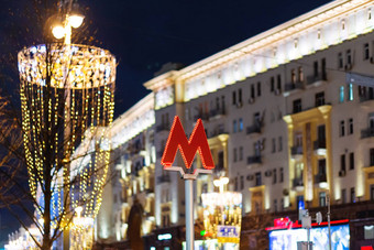红色的信象征莫斯科地铁地铁街装饰光灯泡一年圣诞节庆祝活动冬天晚上俄罗斯