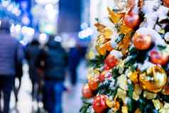 户外装饰一年圣诞节庆祝活动街道莫斯科装饰光灯泡色彩斑斓的闪亮的球俄罗斯