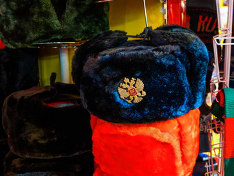 色彩斑斓的俄罗斯冬天帽子耳骨金属销俄罗斯双头鹰象征纪念品商店莫斯科俄罗斯