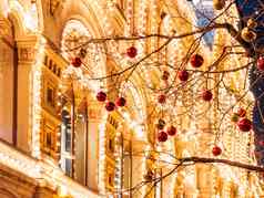 街道莫斯科装饰一年圣诞节庆祝活动树明亮的红色的黄色的球口香糖主要部门商店建筑光灯泡俄罗斯