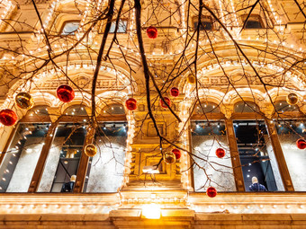街道莫斯科装饰一年圣诞节庆祝活动树明亮的红色的黄色的球口香糖主要部门商店建筑光灯泡俄罗斯