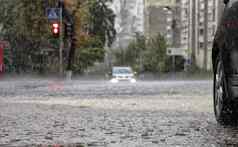 暴雨雨路人行道上浇水汽车站十字路口