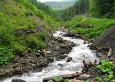 山河运行山峰喀尔巴阡山脉的山巨石日志山