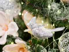 优雅的金属鸟银线程一年装饰圣诞节树