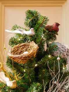 闪闪发光的人工鸟浅装饰圣诞节树传统的装饰一年庆祝活动