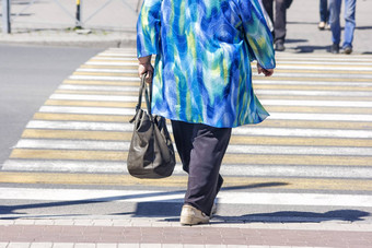 女人穿越街城市