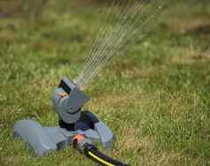 振荡灌溉喷水灭火系统草坪上中午特写镜头