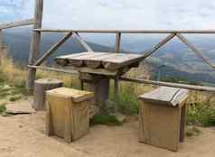 简易休息区形式粗糙的木表格椅子前山喀尔巴阡山